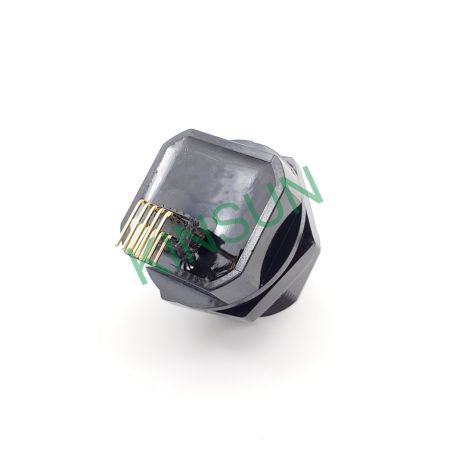 Baksidan av vattentät 8P8C CAT6A Ethernet RJ45-kontakt, med 90° DIP-monterad pinheader.
